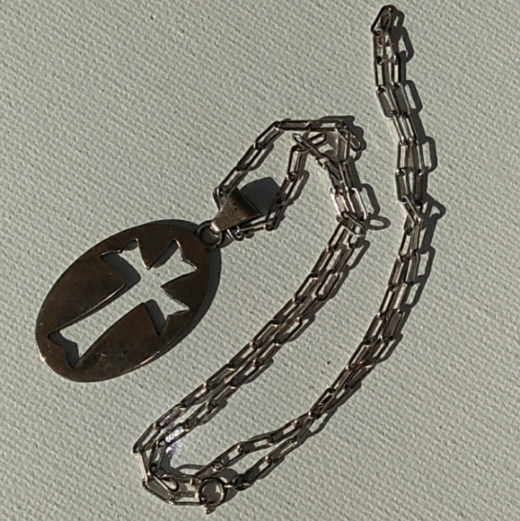 VTG Sterling Silver Oval Disc Cross Cut-Out Pendant Necklace - Picture 2 of 8